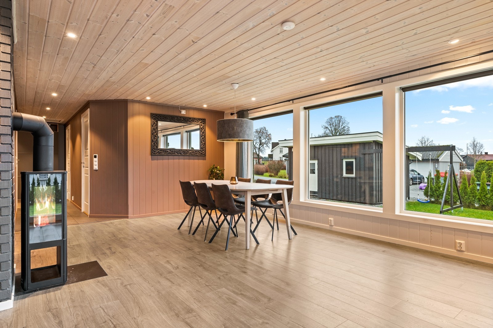 Store vinduer gir fine lysforhold i stuen. Galleribilde