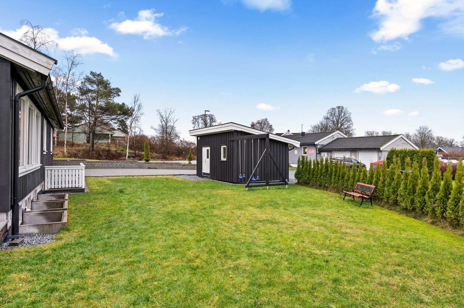 Eiet tomt på 955,7 m² med plenareal gir god plass til uteaktiviteter. Galleribilde