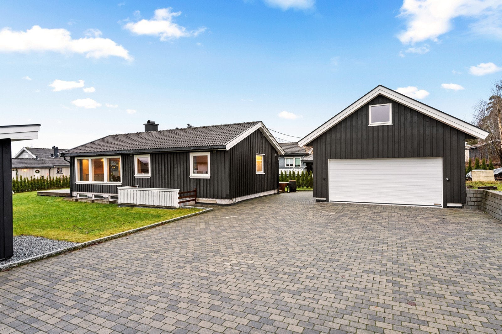 Boligen har en frittliggende garasje med varmepumpe og ringmur. Galleribilde