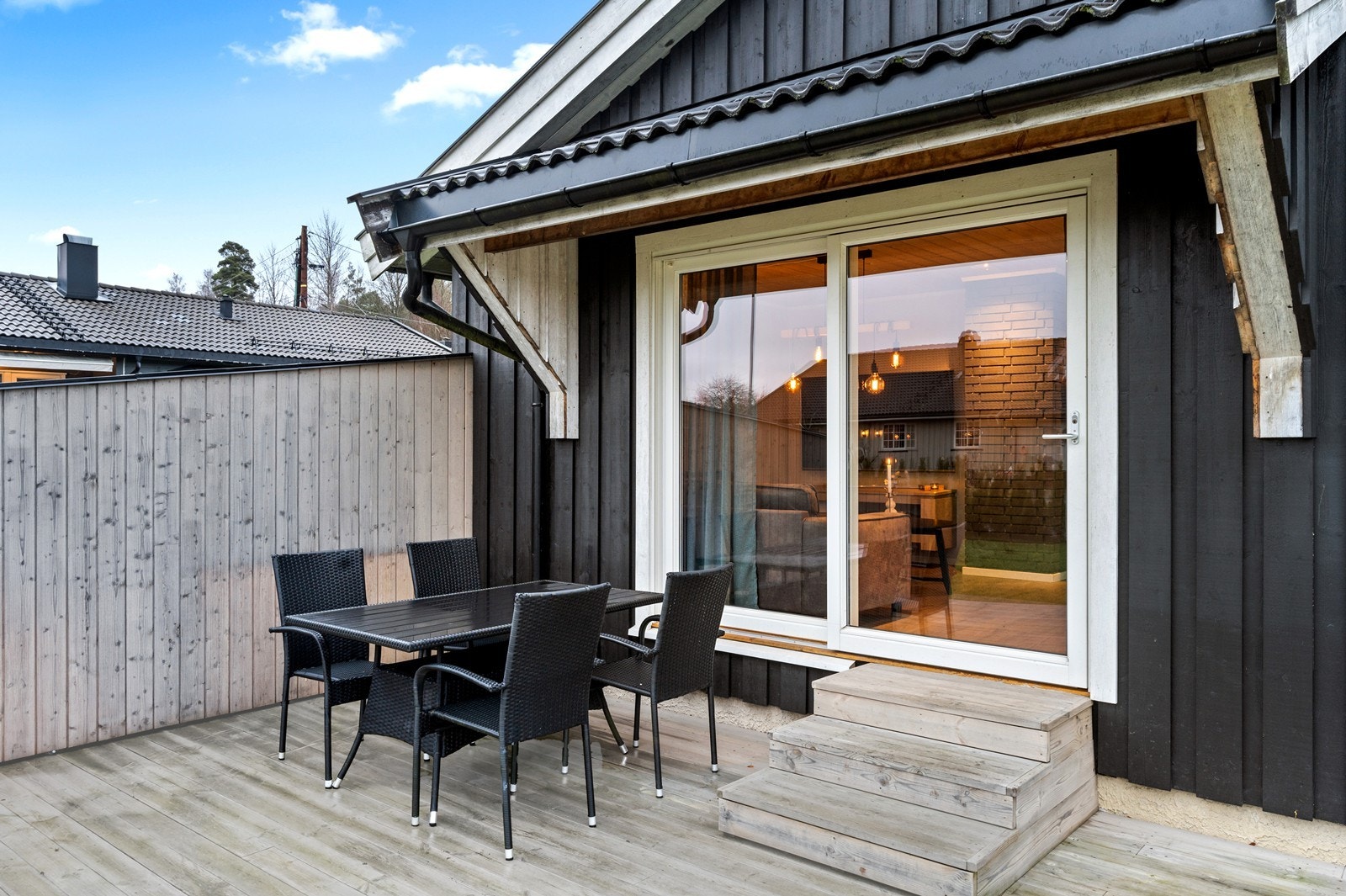 Terrassen på 28 m² har trykkimpregnerte gulvbord og tilgang fra stuen, perfekt for utendørs måltider. Galleribilde