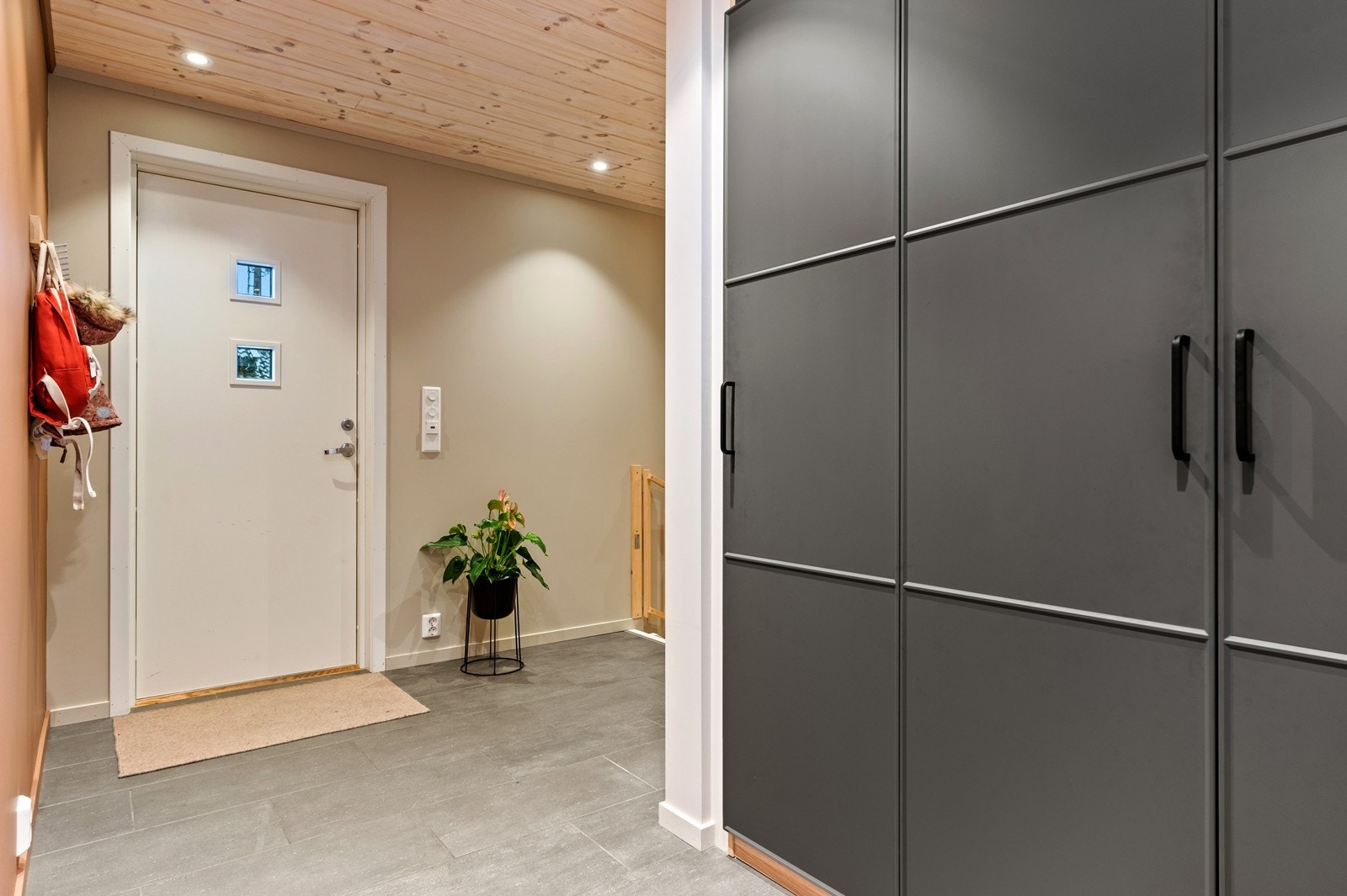Flislagt gulv i entréen, PAX garderobe med dører, gir effektiv oppbevaring og god plassutnyttelse. Galleribilde