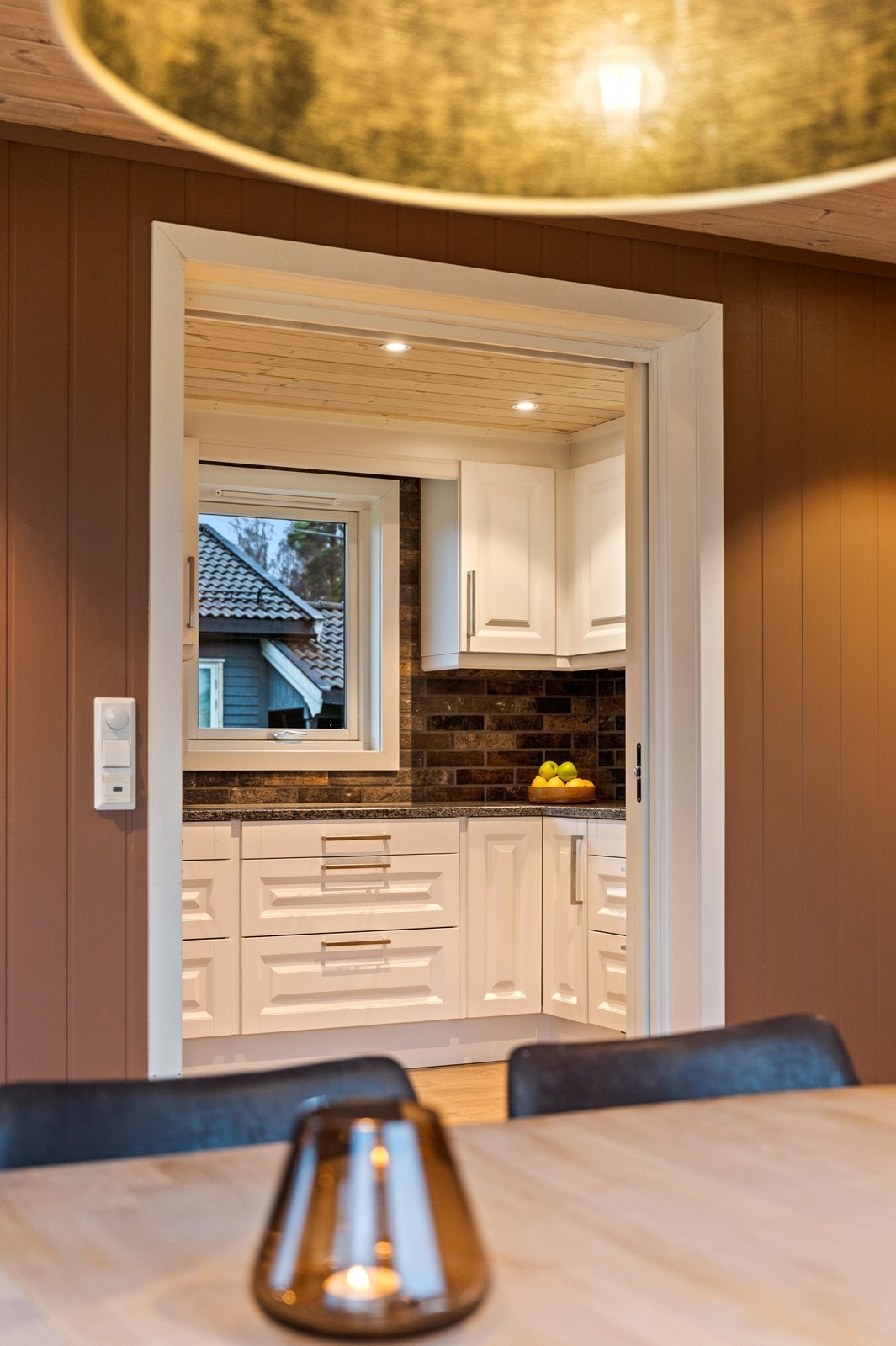 Kjøkkenet har profilerte fronter og granittbenkeplate fra 2016. Galleribilde