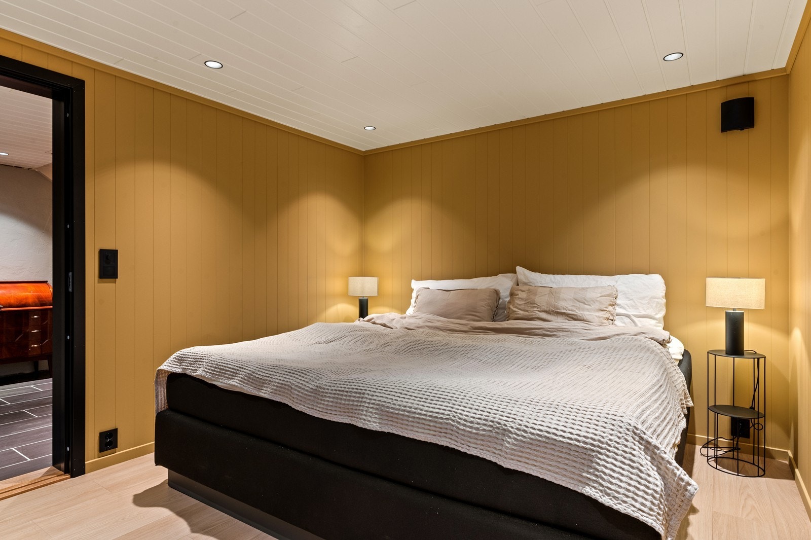 Plass til dobbeltseng og nattbord gir et komfortabelt soverom. Galleribilde