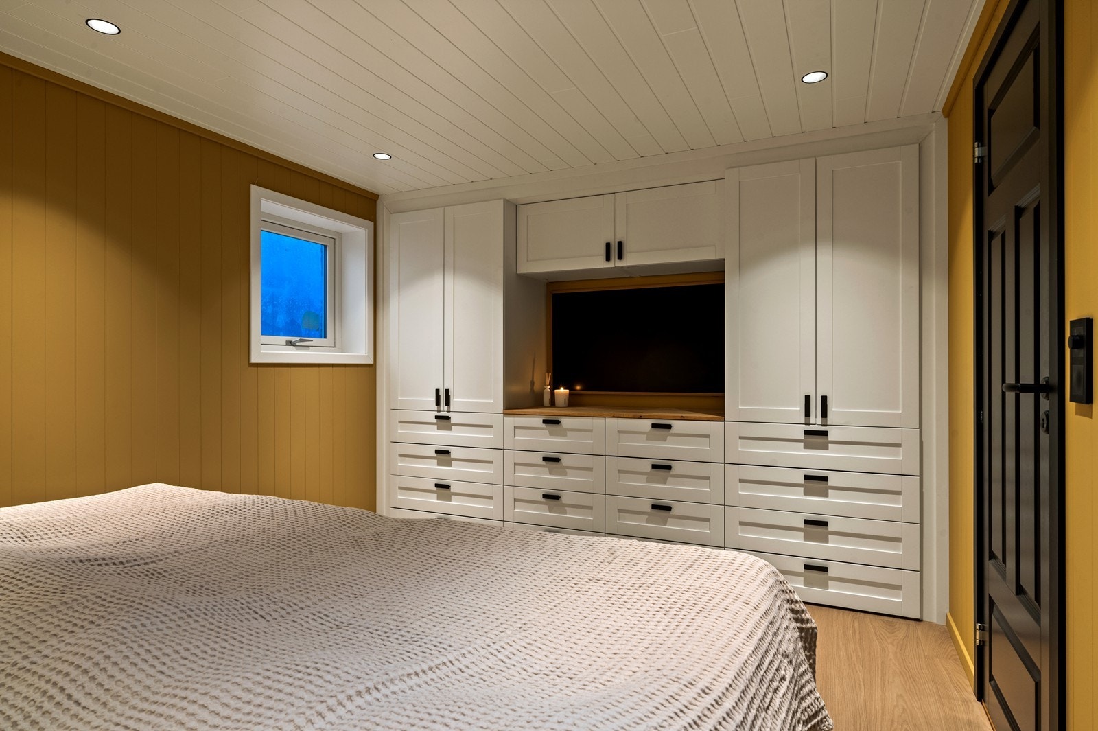 Plassbygde skap gir effektiv oppbevaring og utnytter rommet godt. Galleribilde