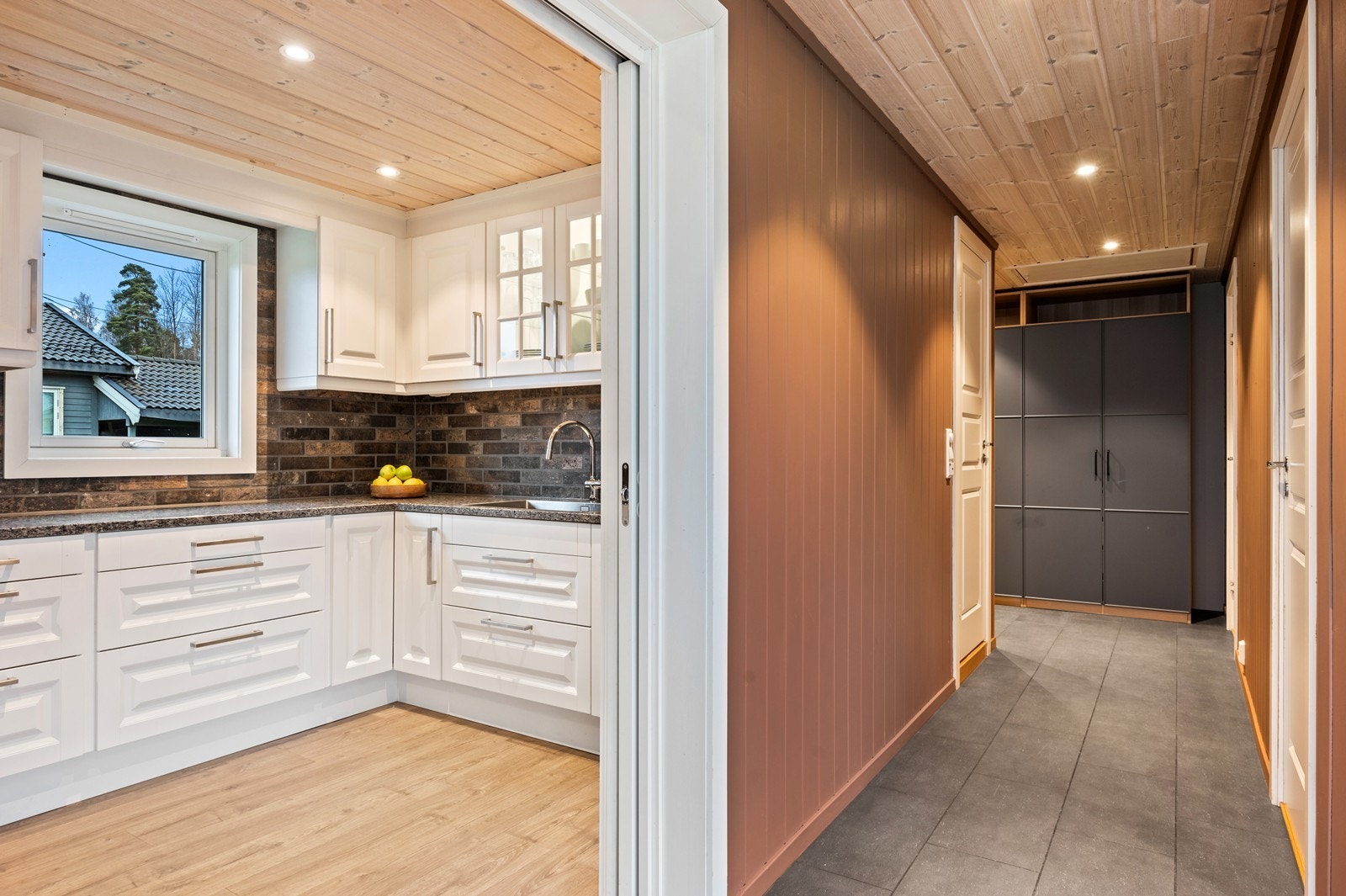 Flislagt gulv i gangen gir et praktisk inngangsparti. Galleribilde