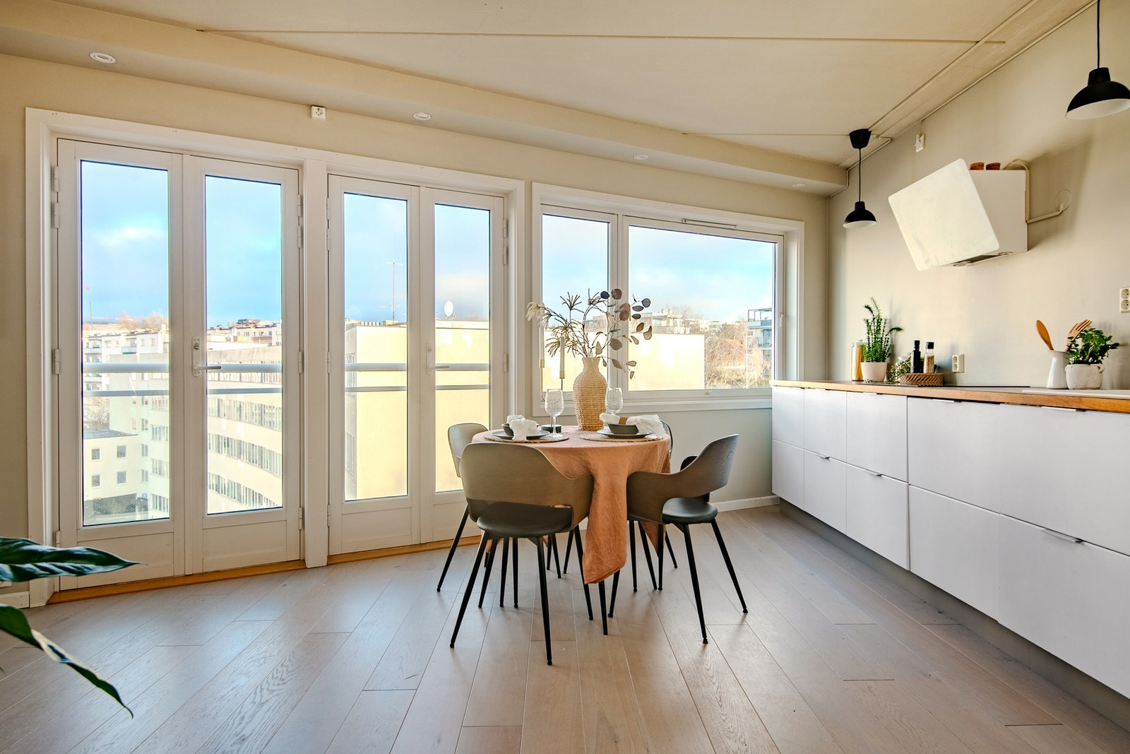 Stuen har god plass til å inndele i flere funksjonelle soner, eksempelvis for sofa- og spisegruppe. Galleribilde