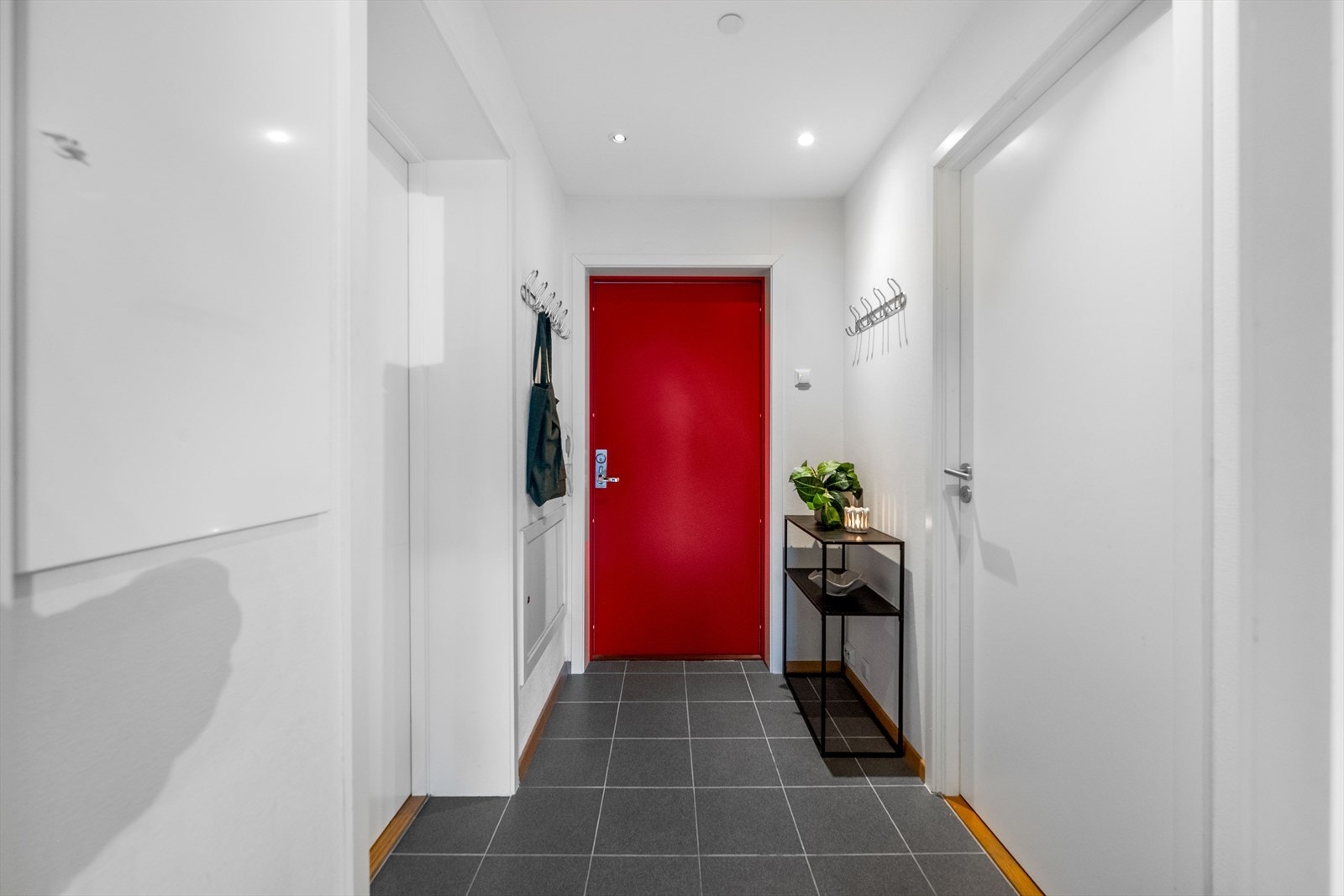 Her er det plass til garderobeskap og annet møblement - det gjør gangen både praktisk og innbydende. Galleribilde