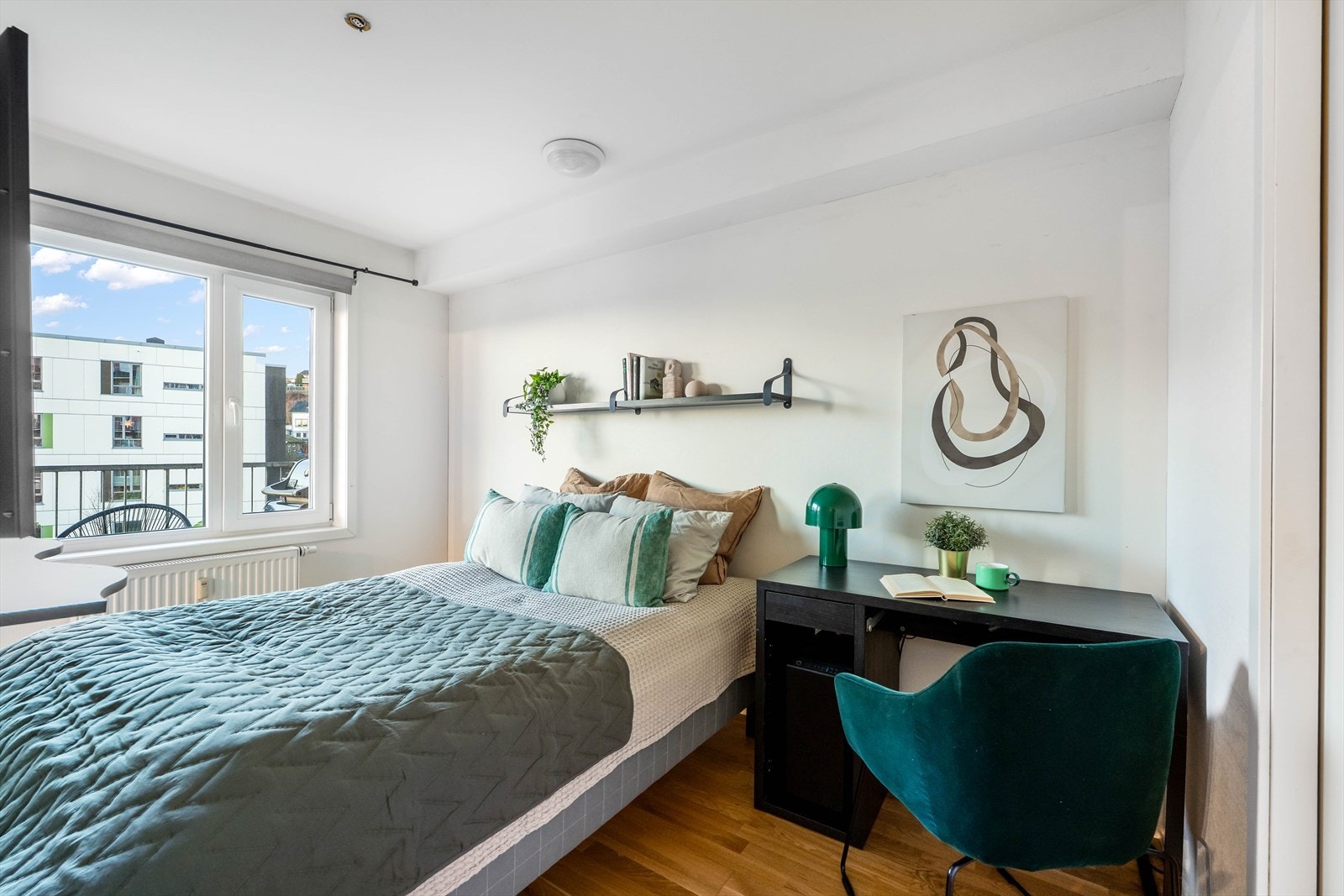 Soverom 1 -hovedsoverommet har plass til dobbeltseng og garderobeskap eller som her, en kontorløsning. Galleribilde