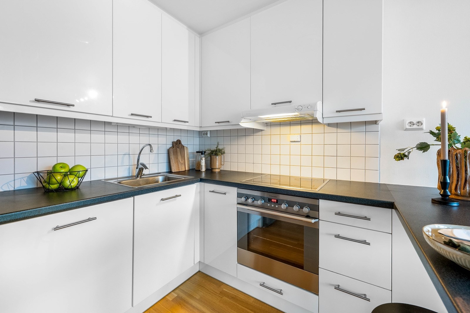 Innredningen har integrerte hvitevarer som oppvaskmaskin, platetopp og ovn samt frittstående kjøleskap/fryser. Galleribilde