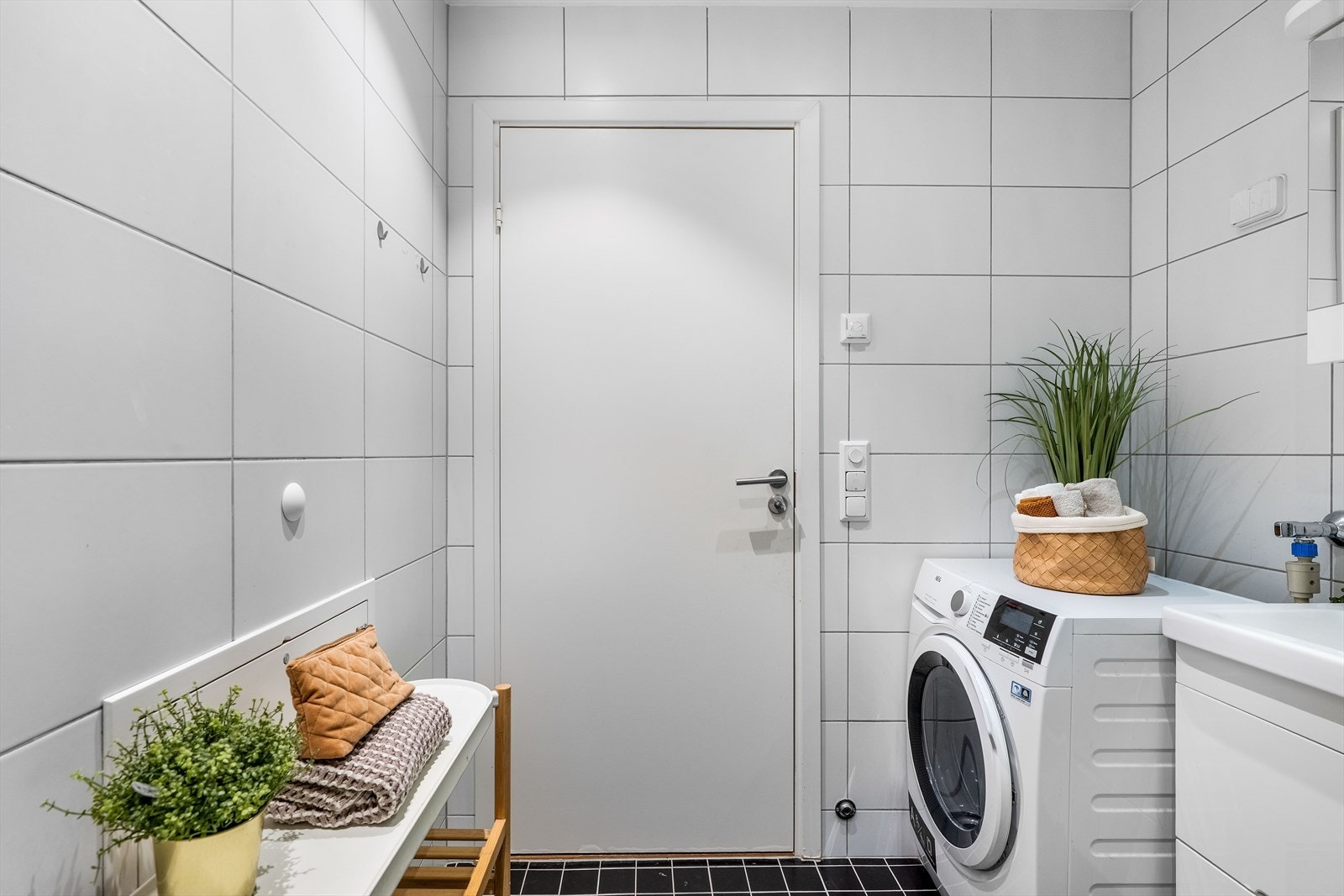 Opplegg for vaskemaskin gjør badet komplett og funksjonelt. Galleribilde