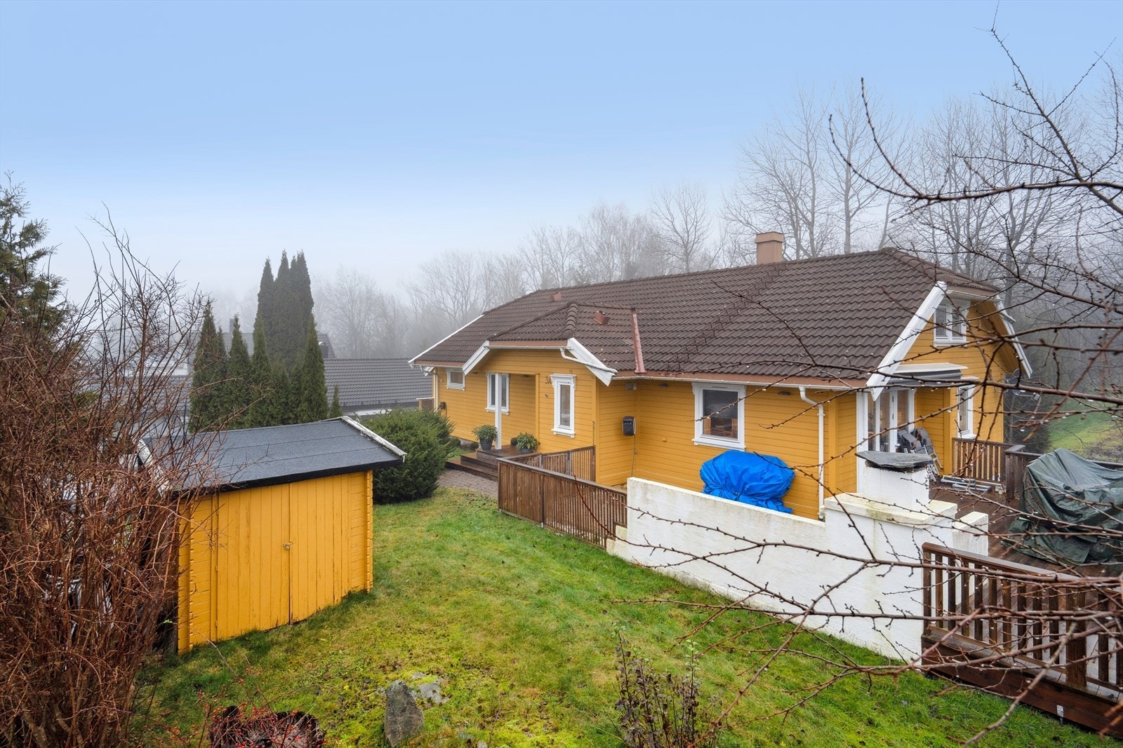 Leiligheten går over hele 1. etasje + loft - I tillegg er det en solrik terrasse med enkel adkomst til hage Galleribilde