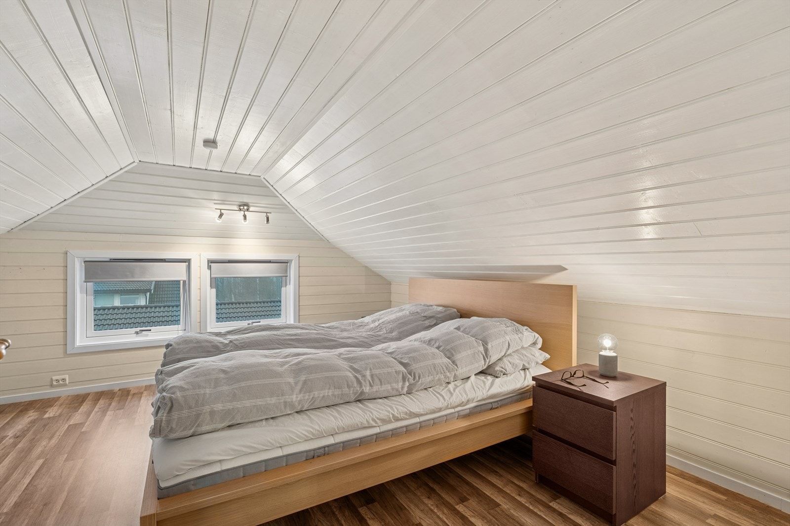 Loftsetasjen er i dag innredet med soverom og loftstue - Arealene på loft er ikke søkt bruksendret og dermed ikke godkjent for varig opphold Galleribilde