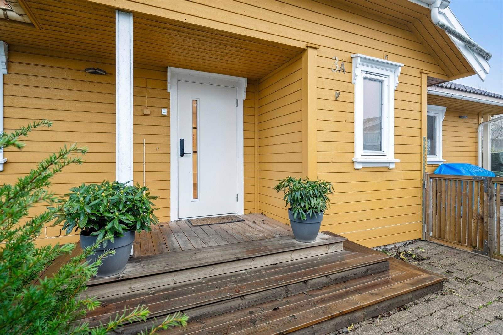 Med eget inngangsparti og private utearealene får du virkelig den usjenerte følelsen - Ytterdøren har kodelås som gir enkel nøkkelfri hverdag Galleribilde