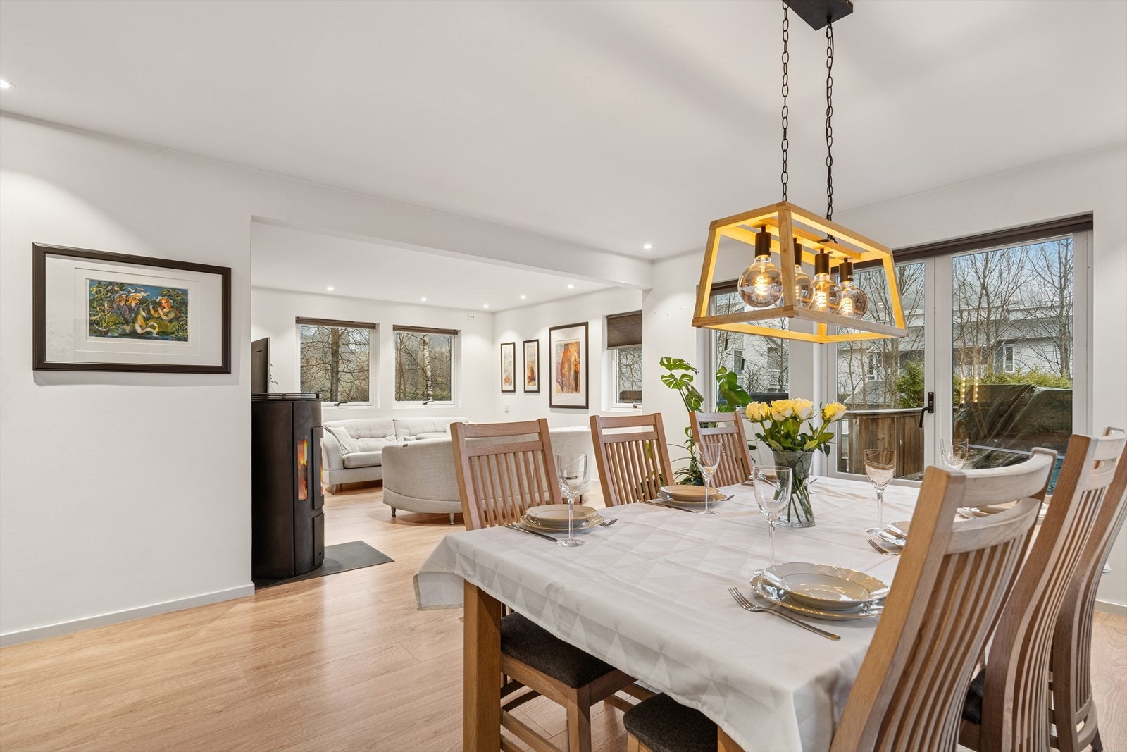 Stuen er romslig og har en funksjonell utforming som gir rom for både sofakrok og spisegruppe Galleribilde