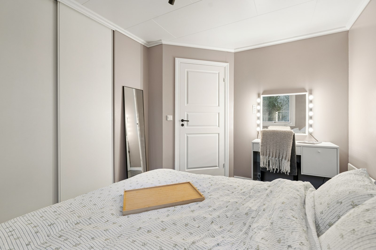 Soverom I - Hovedsoverommet er malt i en lun fargetone og byr på god plass til dobbeltseng Galleribilde