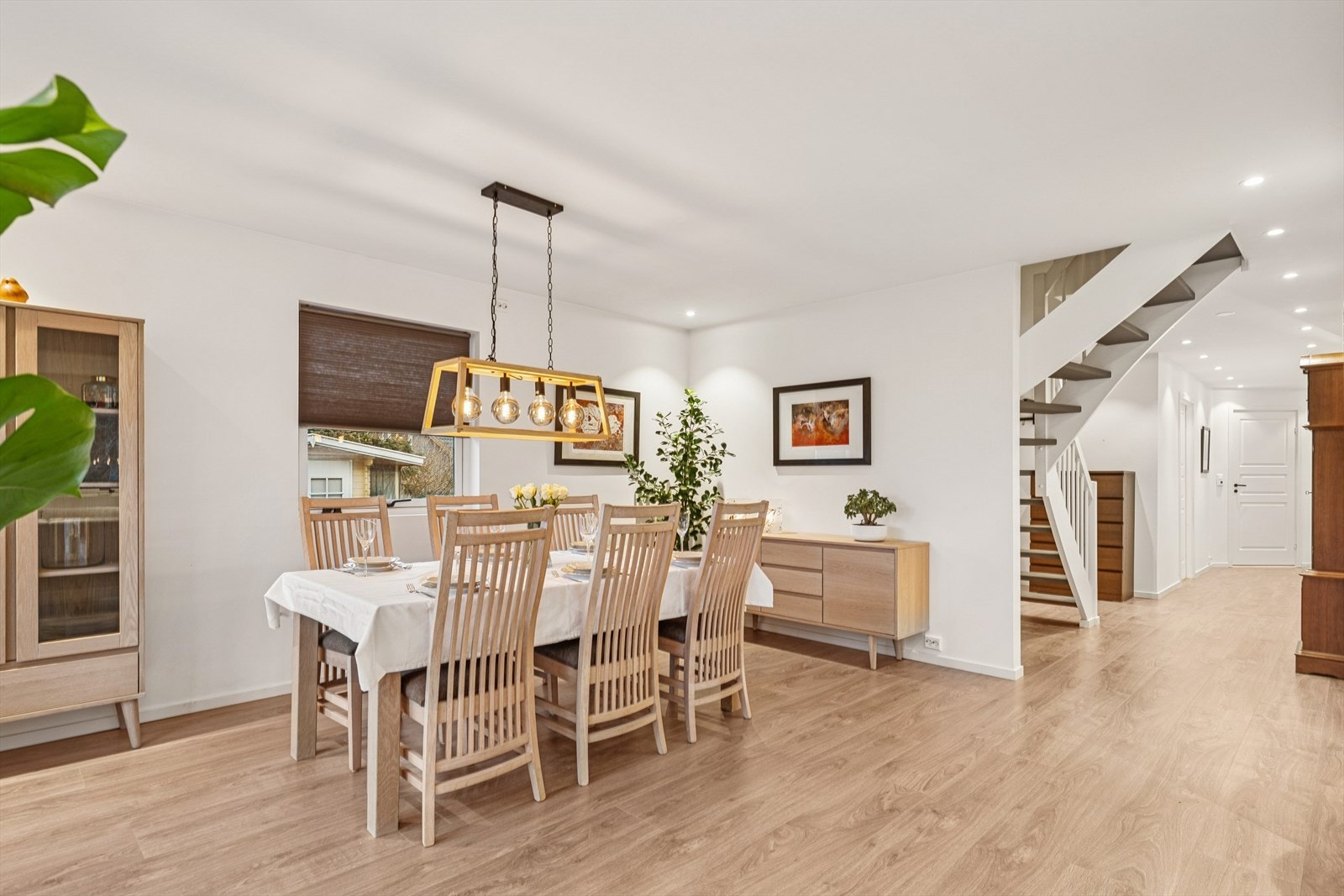 I spisestuen får en fint plass til langbord og det er klargjort for taklampe (nåværende lampe medfølger ikke) Galleribilde