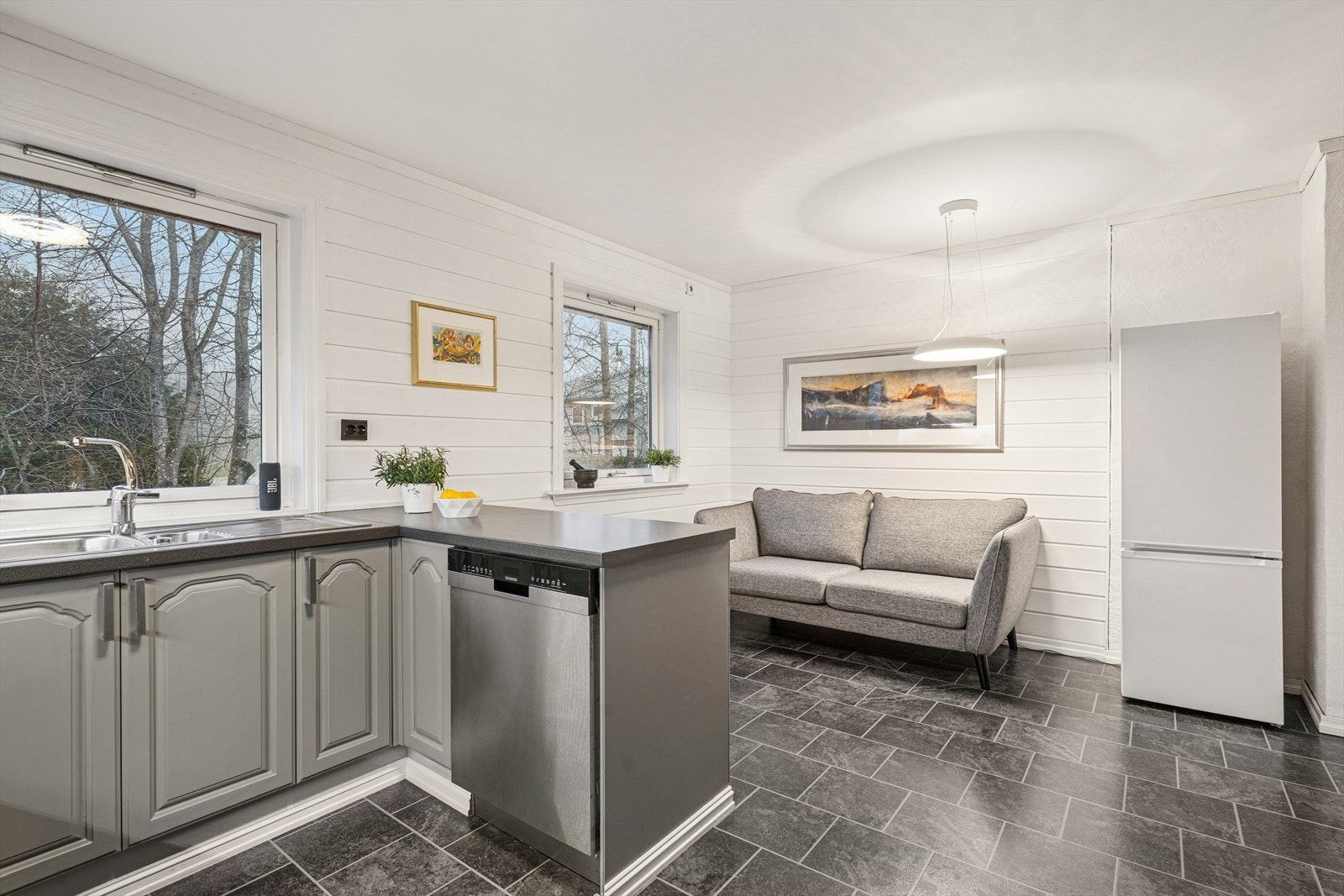 Det er plass til kjøkkenbord - perfekt for hverdagsbruk Galleribilde