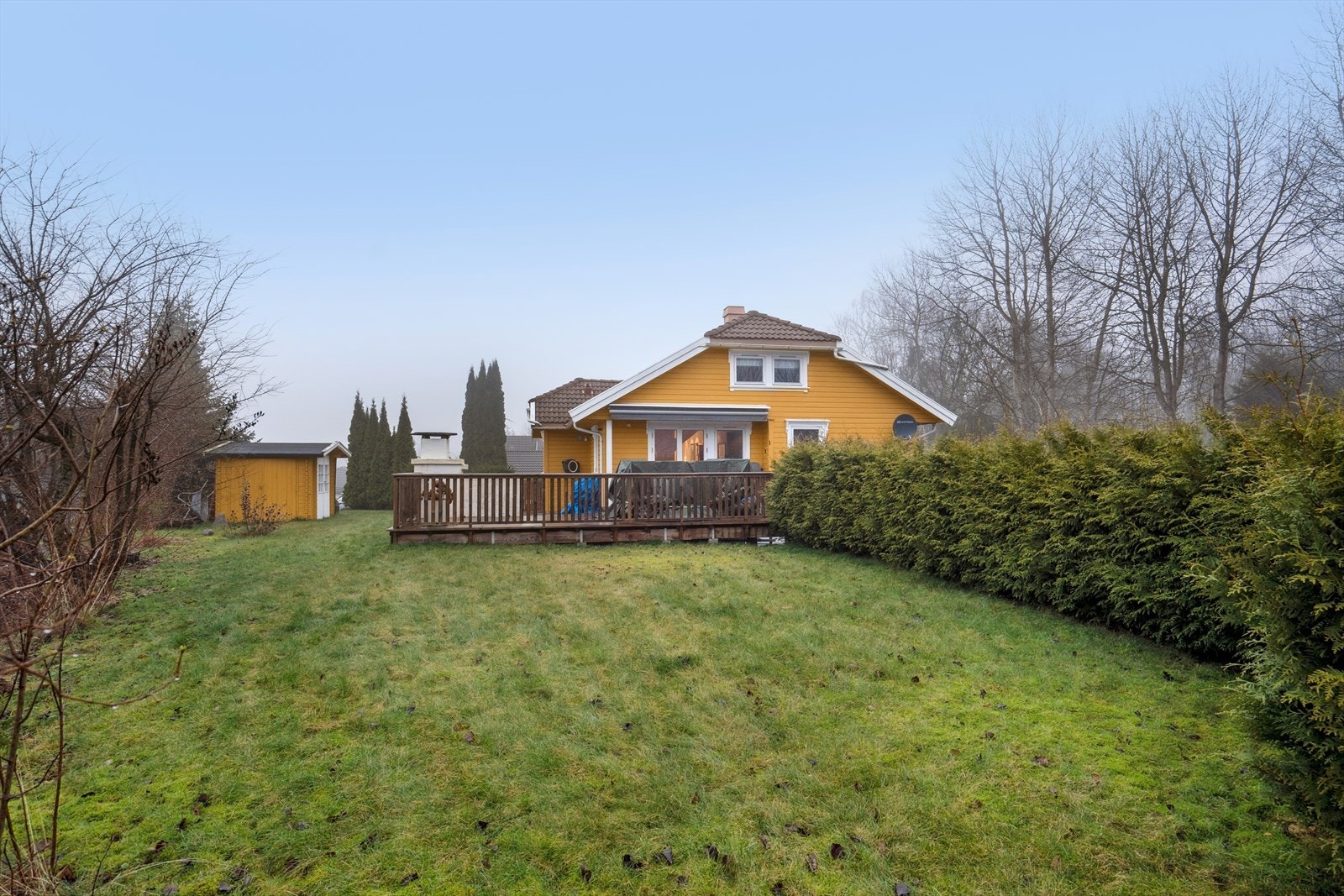 Leiligheten disponerer også en romslig hage - Perfekt for feks. trampoline eller lekeområde for barna Galleribilde