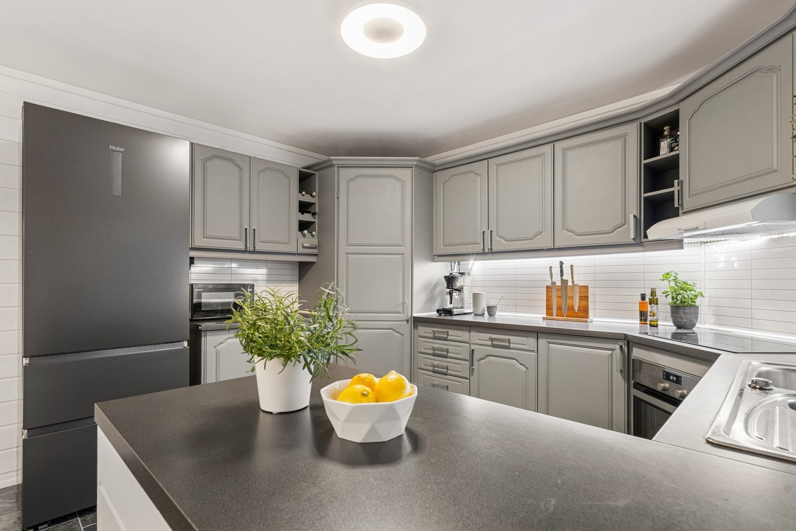 Hvitevarene medfølger og består av integrert stekeovn, integrert koketopp, oppvaskmaskin og frittstående kombiskap kjøl/frys Galleribilde