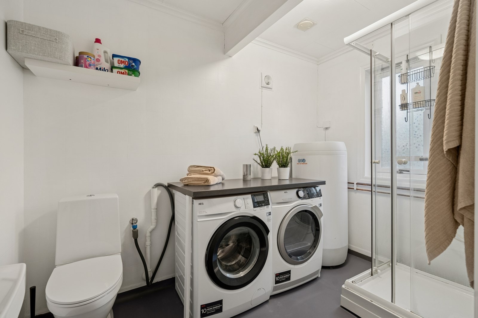 Vaskerom med dusjkabinett, toalett og opplegg for vaskemaskin/tørketrommel - Rommet er opprinnelig godkjent som bod og ikke søkt bruksendret Galleribilde