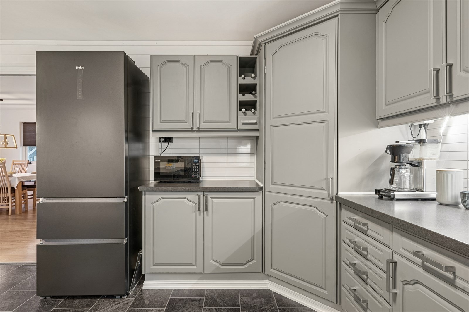 Kjøkkenet er separat, men ligger praktisk plassert med adkomst fra spisestuen Galleribilde