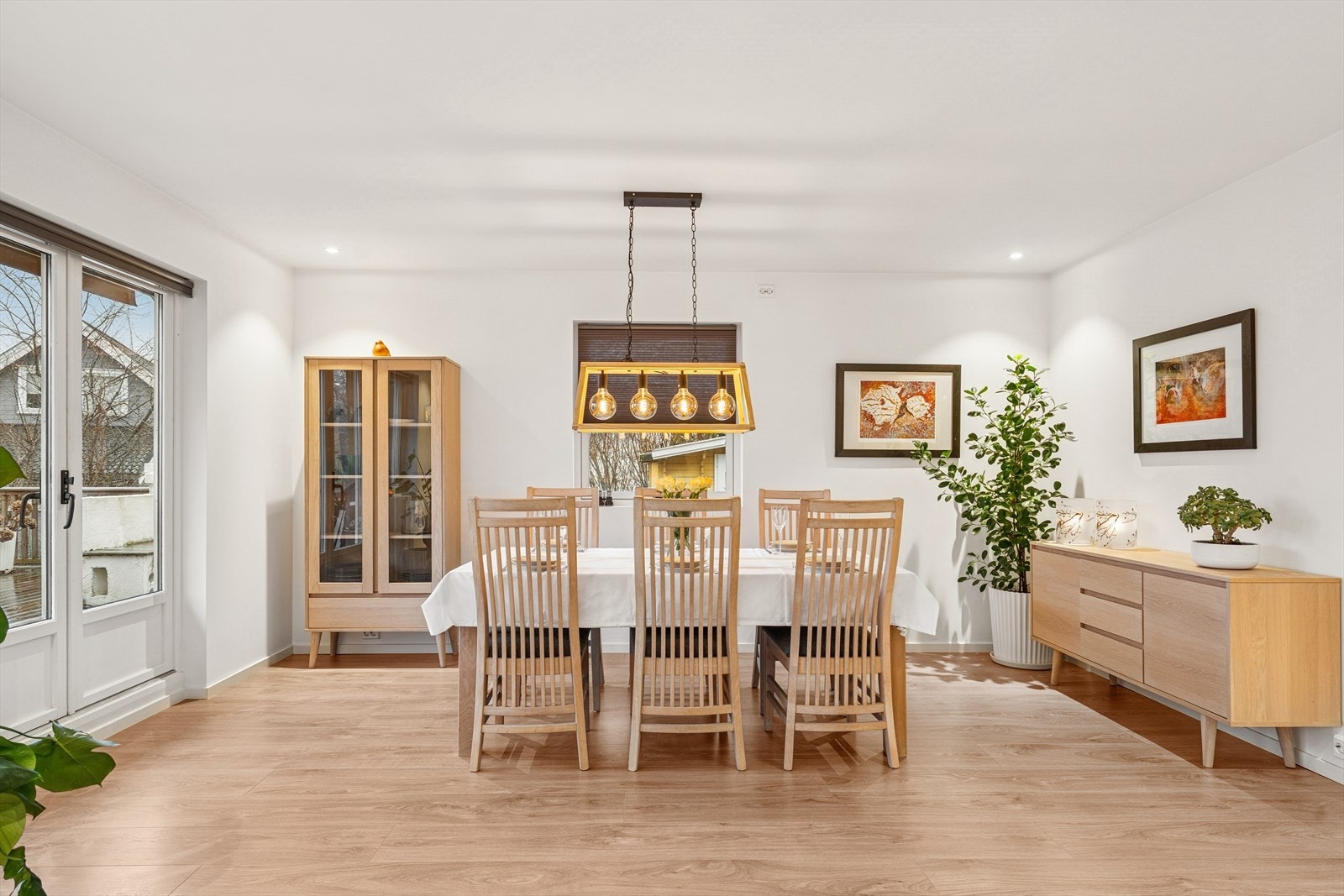 Herfra har du også utgang via tofløyet dør til den solrike terrassen Galleribilde