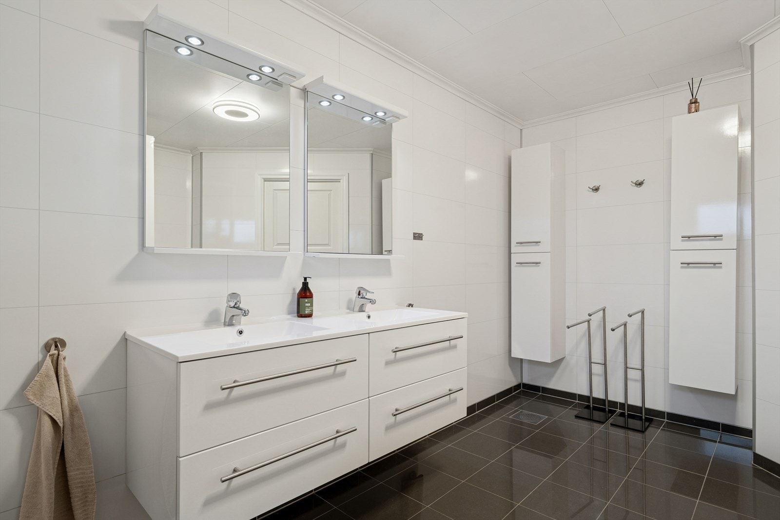 Her finner du toalett, dusjkabinett med badekarløsning og baderomsinnredning med dobbel servant Galleribilde