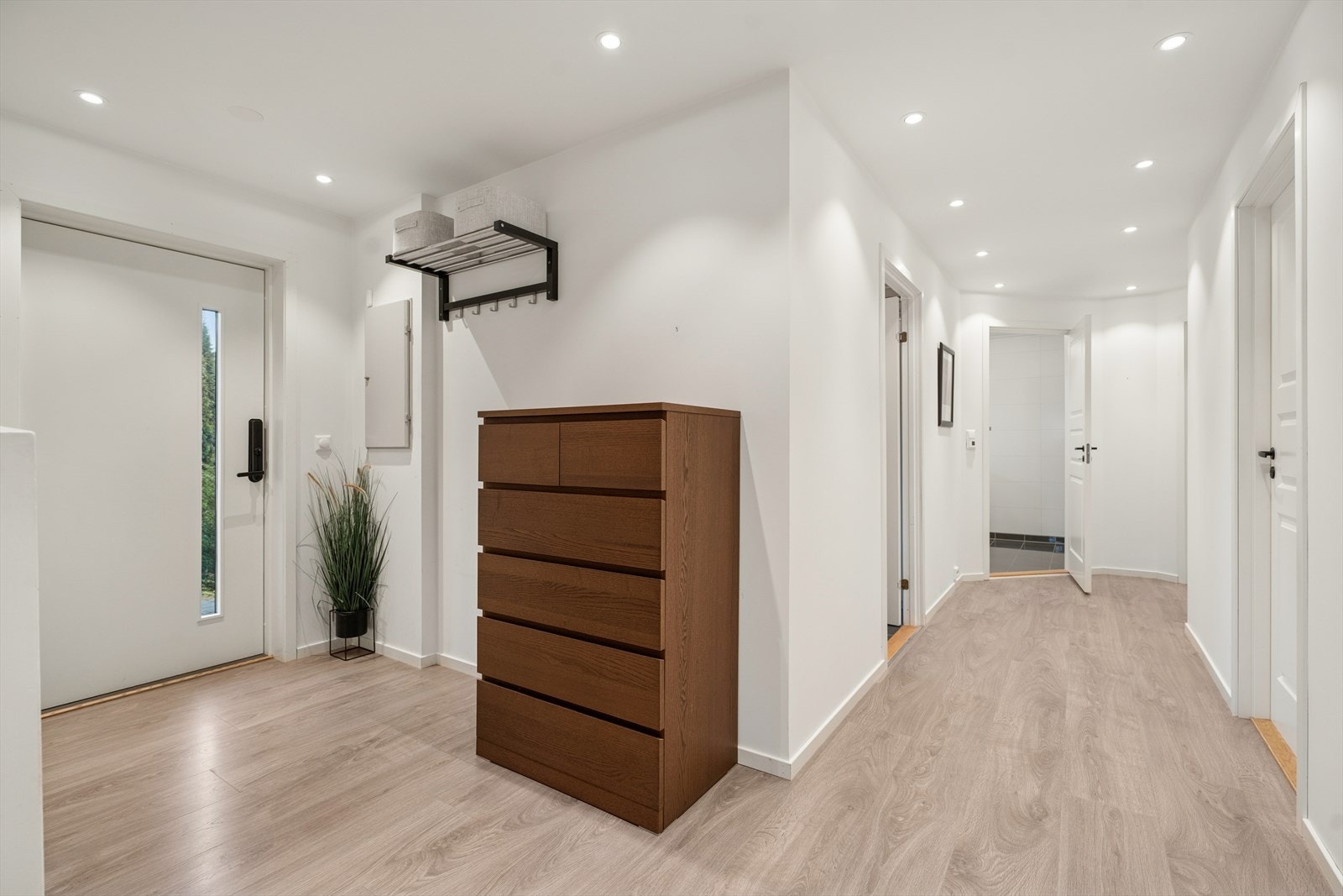 Du ønskes velkommen inn i en lys og innbydende entrè med god plass til oppbevaring av yttertøy Galleribilde