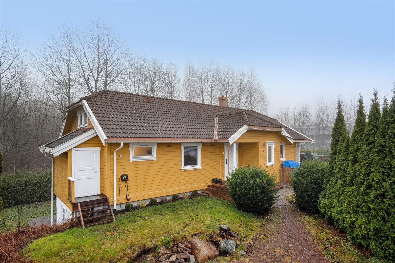 Det er adkomst fra offentlig vei og nevnte leilighet har parkering like utenfor som er utstyrt med lader for elbil Galleribilde