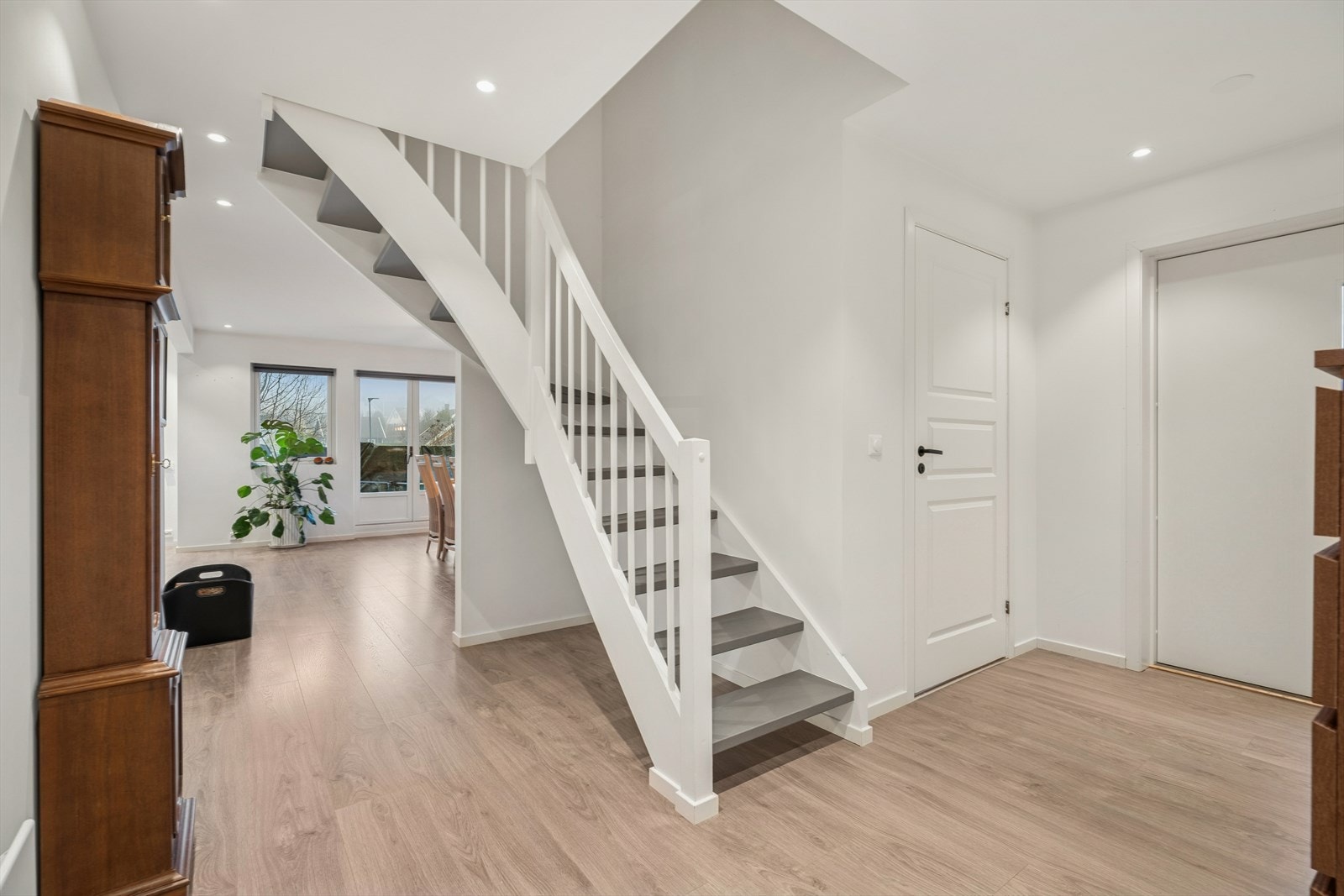 Fra hallen har du tilgang til alle rommene i 1. etasje og trapp opp til loftsplan Galleribilde