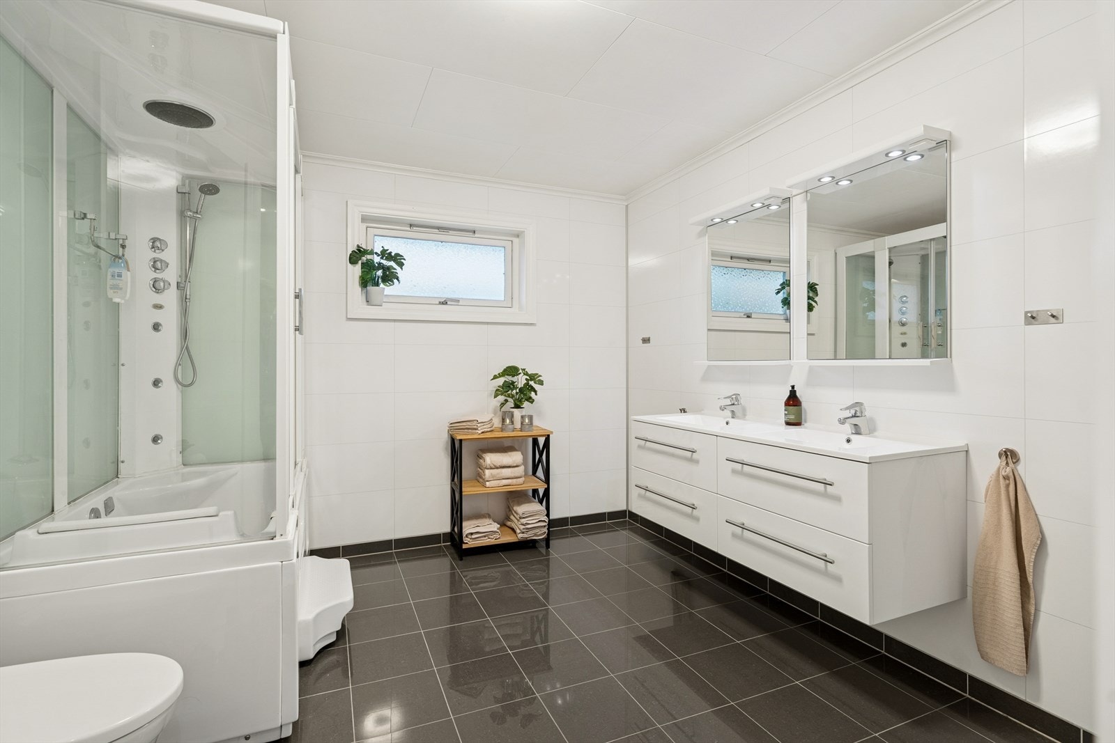 Badet er utført med flislagte overflater i stilrene farger og ble oppgradert i 2016/2017 Galleribilde