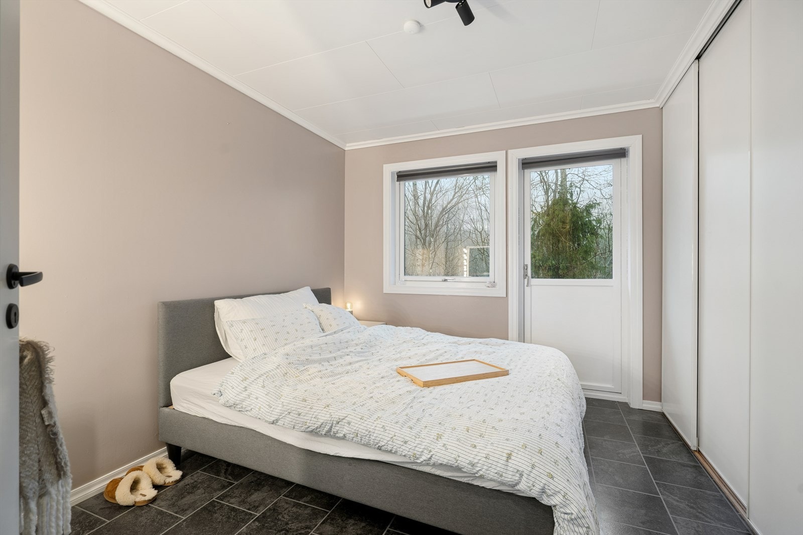 Soverom I - Her finner du en romslig skyvedørsgarderobe og utgang til en østvendt luftebalkong Galleribilde