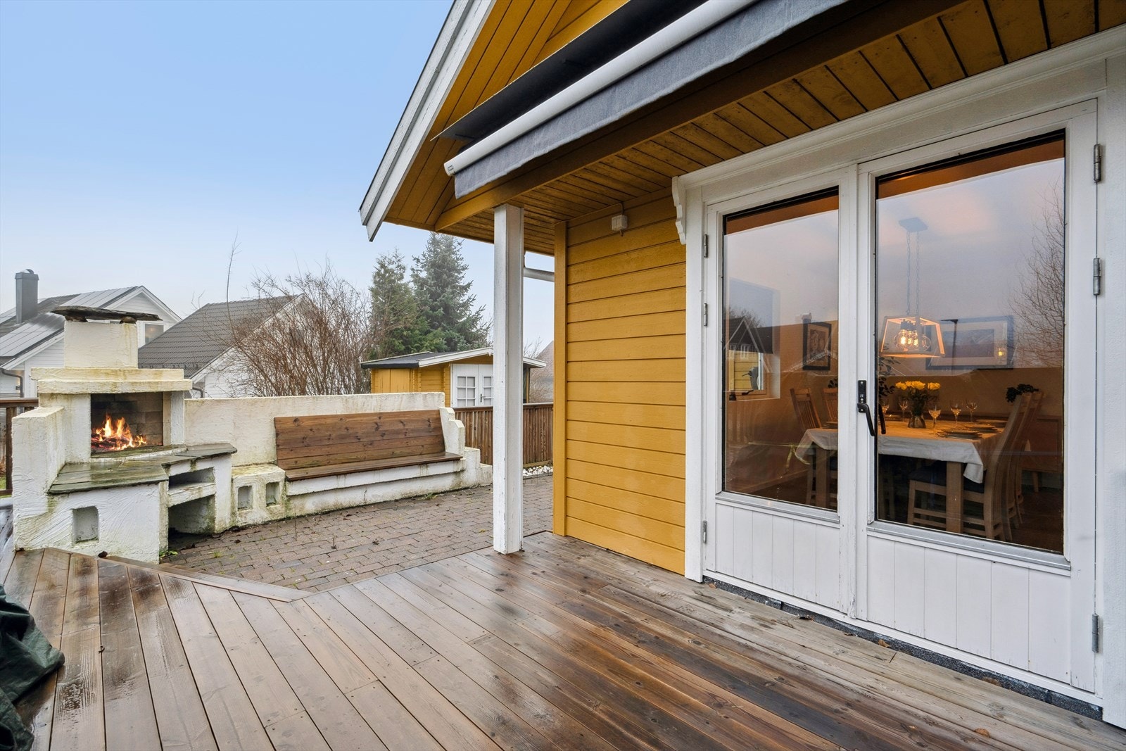 Uteområdet vender mot sør og vest, noe som gir svært gode solforhold - Her er det terrasse, brosteinsbelagt område og utepeis Galleribilde