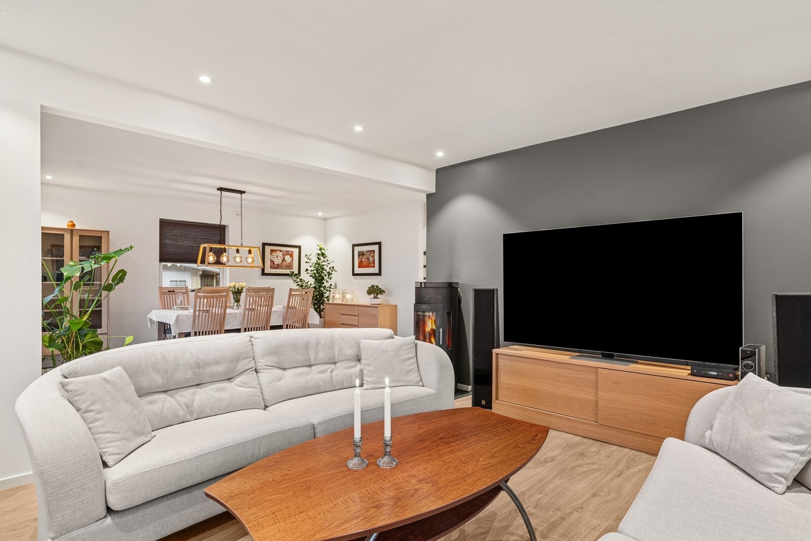 I stuekroken er det god plass til stor sofa med tilhørende bord og TV-benk Galleribilde