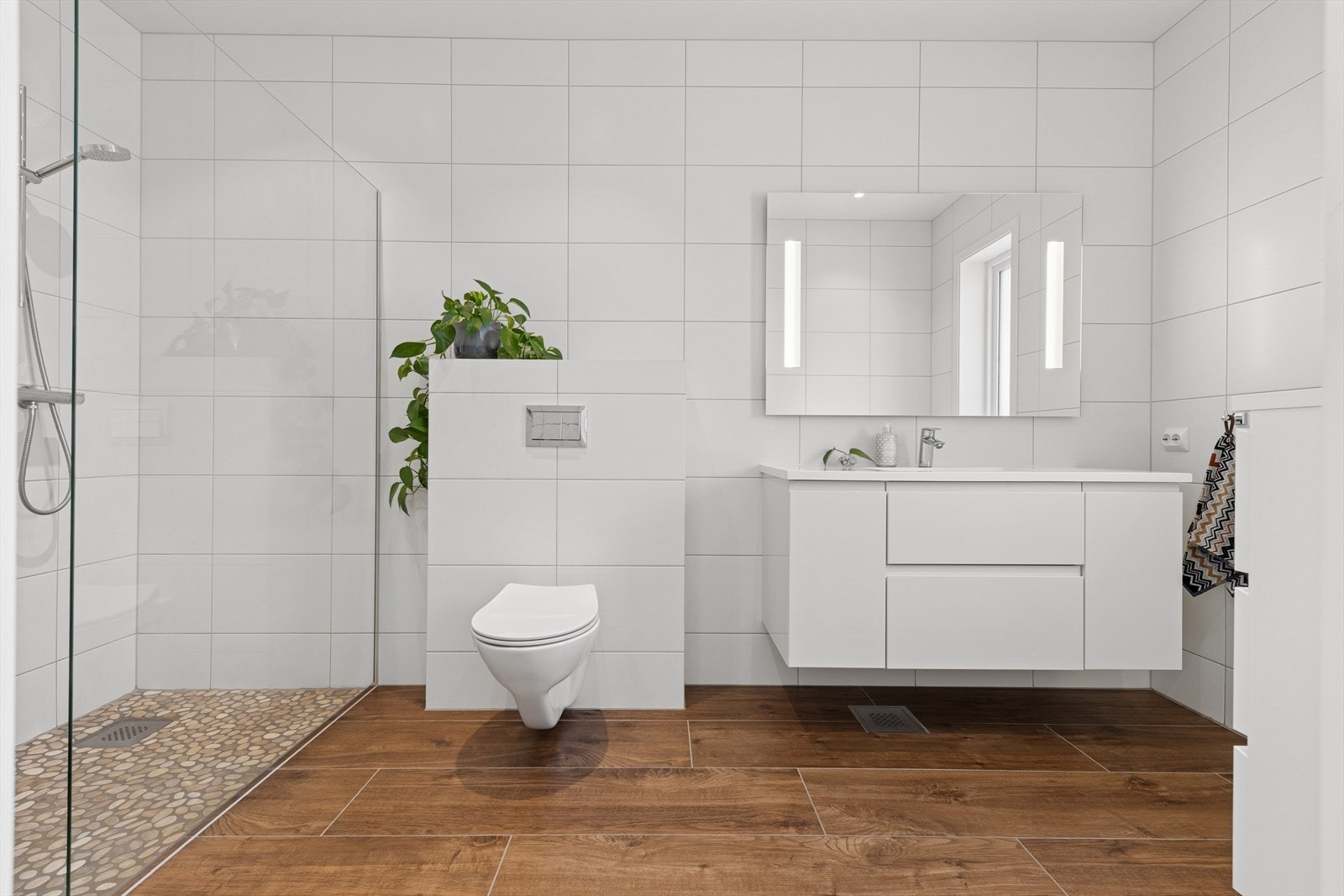 1. etg: Helfliset bad av god størrelse Galleribilde