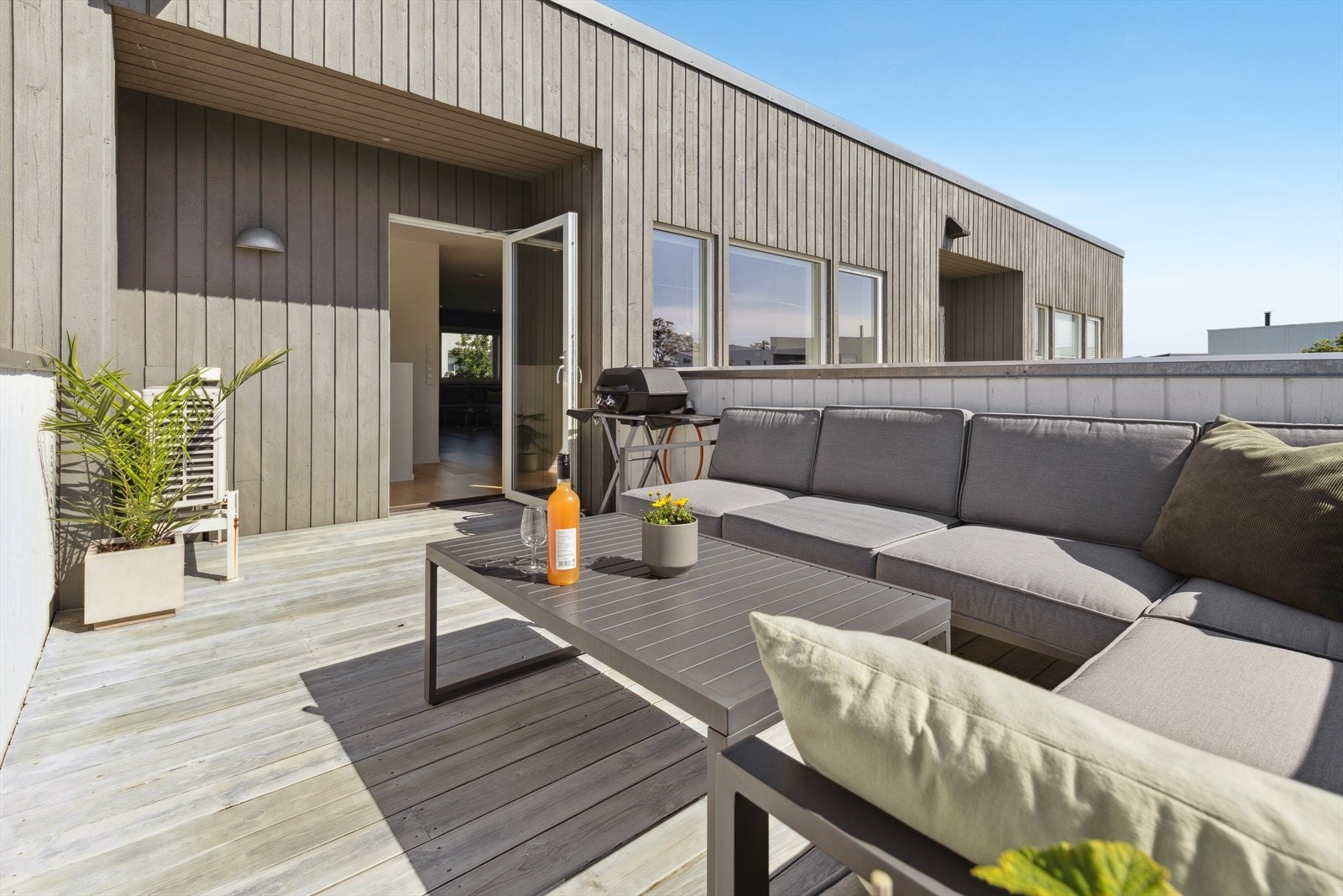 Flott solrik balkong med utgang fra kjøkkenet Galleribilde