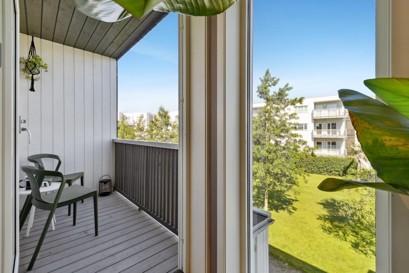 2. etg: Balkong mot baksiden av boligen mot friareal. Ettermiddagssol til ca 20:00 Galleribilde