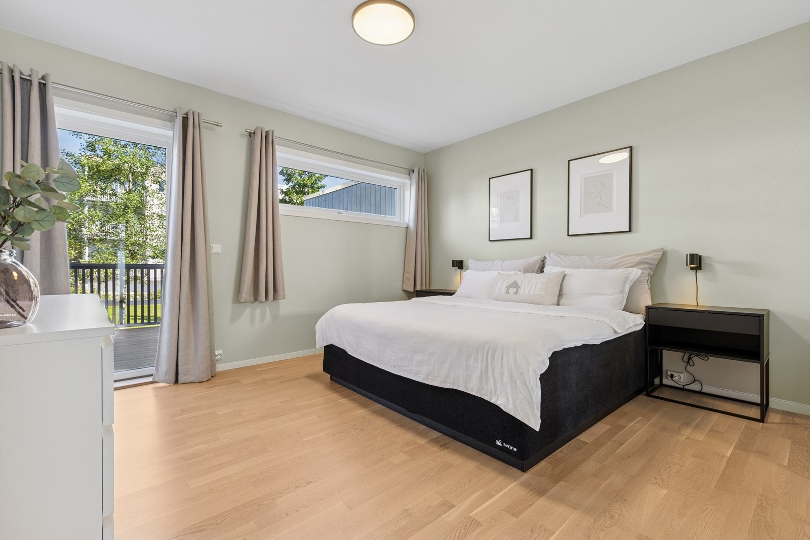 1. etg: Hovedsoverom med utgang til balkong Galleribilde