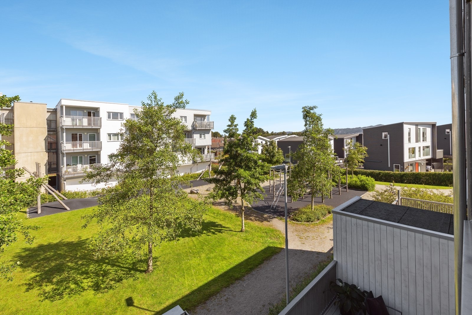 Flotte friarealer like bak boligen Galleribilde