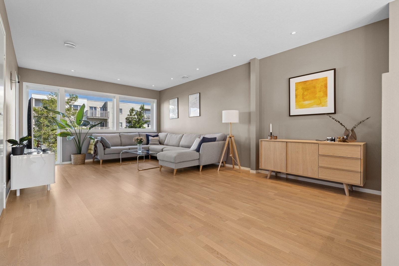 2. etg: Luftig og åpen stue- og kjøkkenløsning Galleribilde