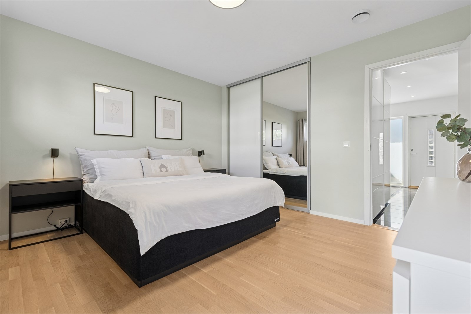 1. etg: Romslig hovedsoverom med skyvedørsgarderobe Galleribilde