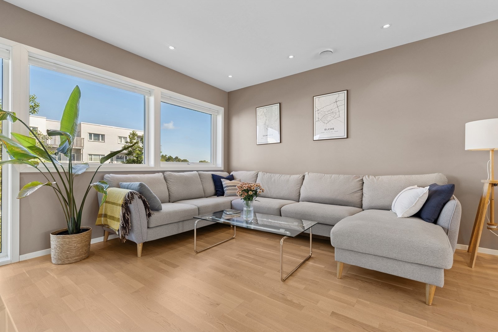 2. etg: God planløsning løser enkel møblering - belysning med spotter Galleribilde