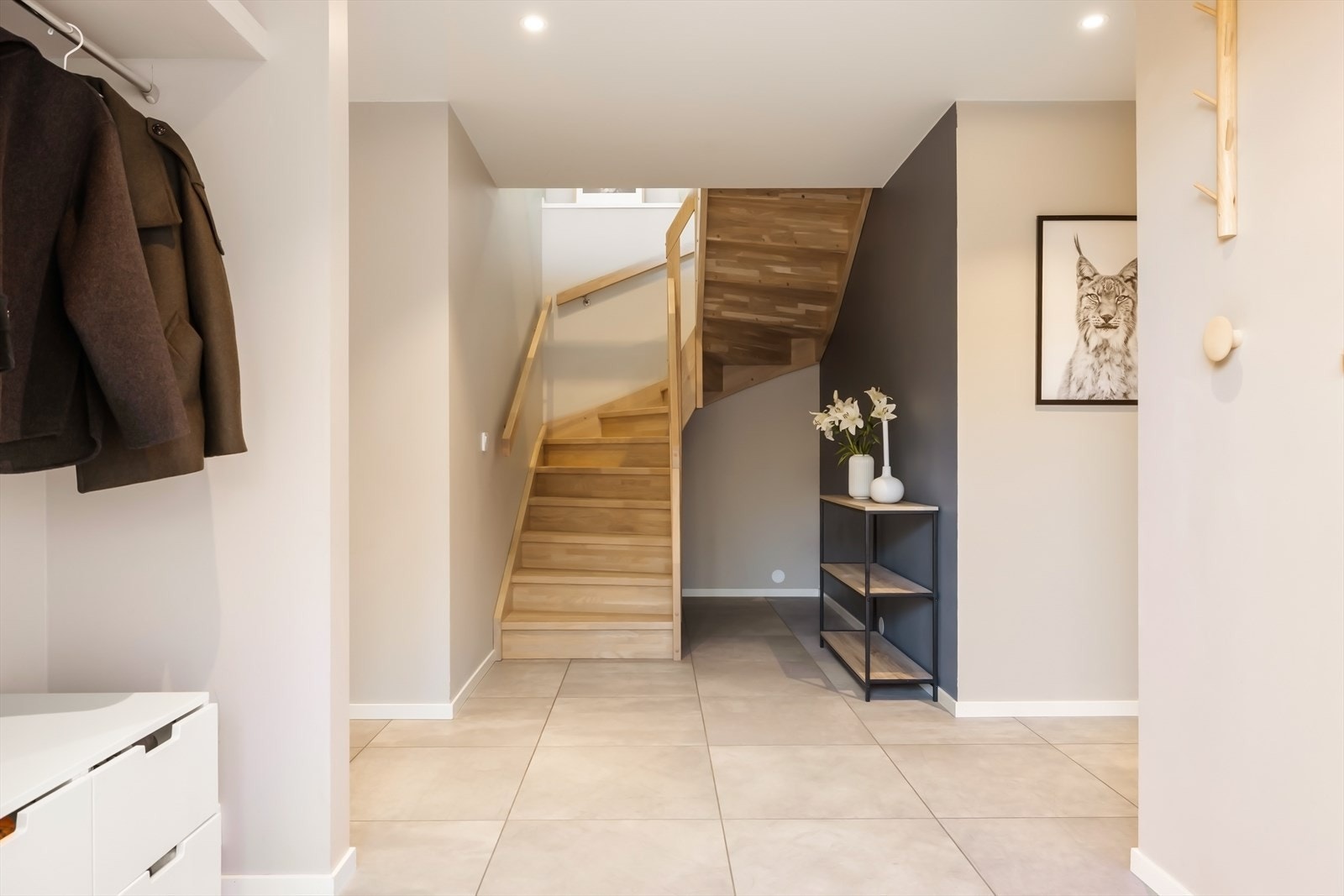 - Her finner vi entré, 3 soverom, bad, vaskerom og tv-stue - Galleribilde