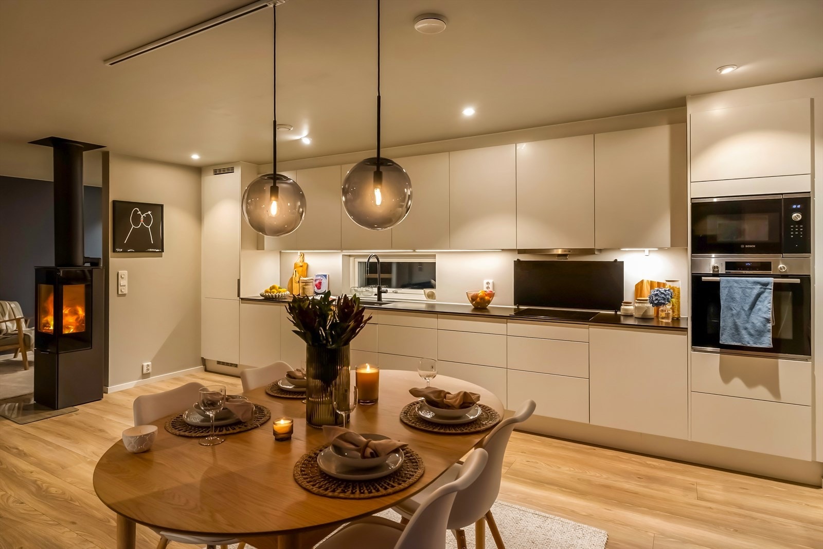 - Et særs lekkert kjøkken med god skap- og benkeplass - Galleribilde