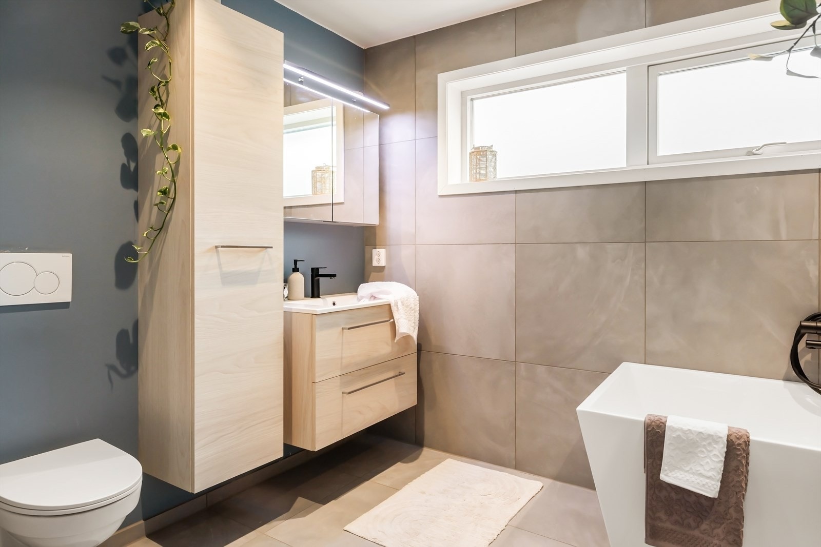 - Badet måler 6,9 m² og har praktiske løsninger - Galleribilde