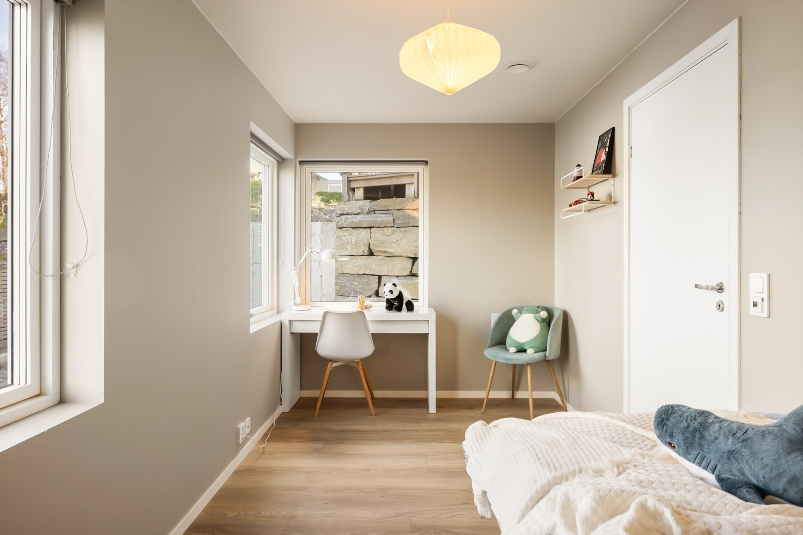 - Soverom 1 passer perfekt som barne- eller gjesterom! - Galleribilde