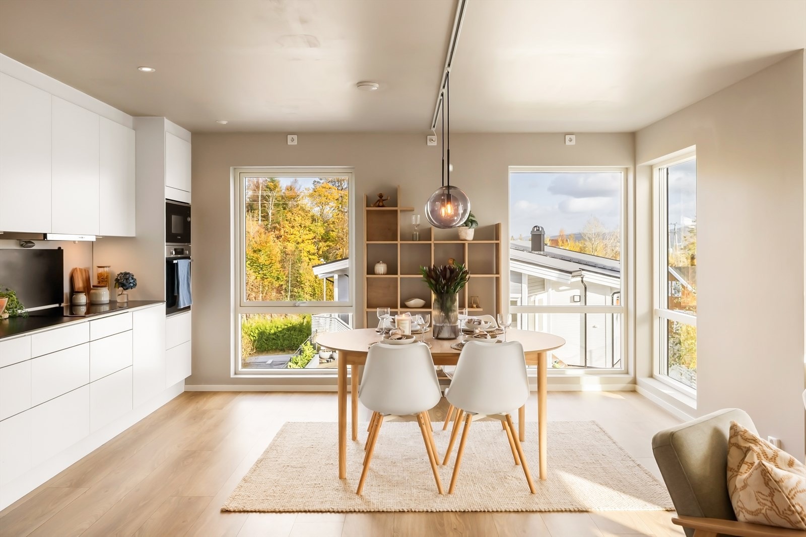 - Med åpen løsning oppleves hele rommet som en sosial sone, hvor du kan holde dialogen gående mens du disker opp til deilig middag - Galleribilde