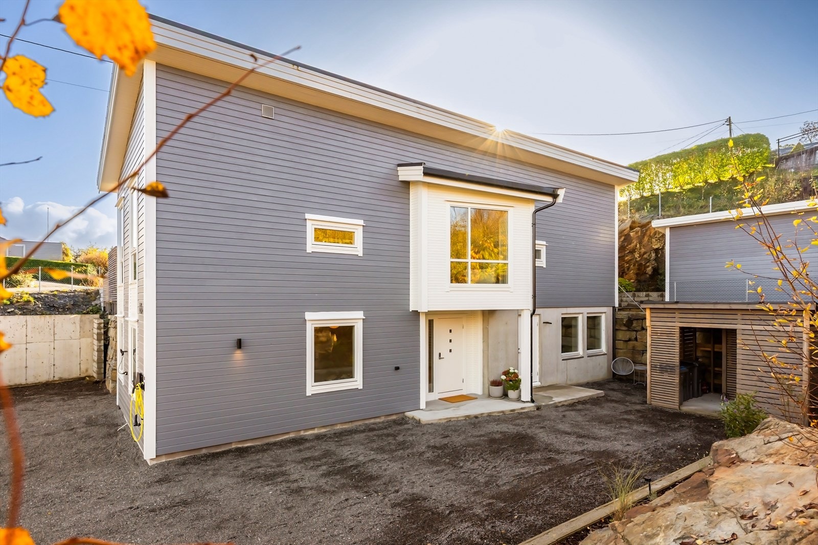 - Merk støttemur/bakvegg som er satt opp til carport (2024). Boden ble oppført i 2022 - Galleribilde