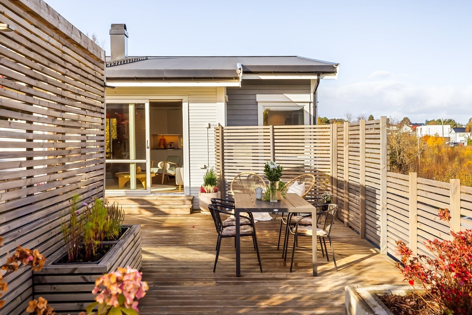 - Boligen byr på en fin opparbeidet uteplass m/gode solforhold og pergola (2020) - Galleribilde