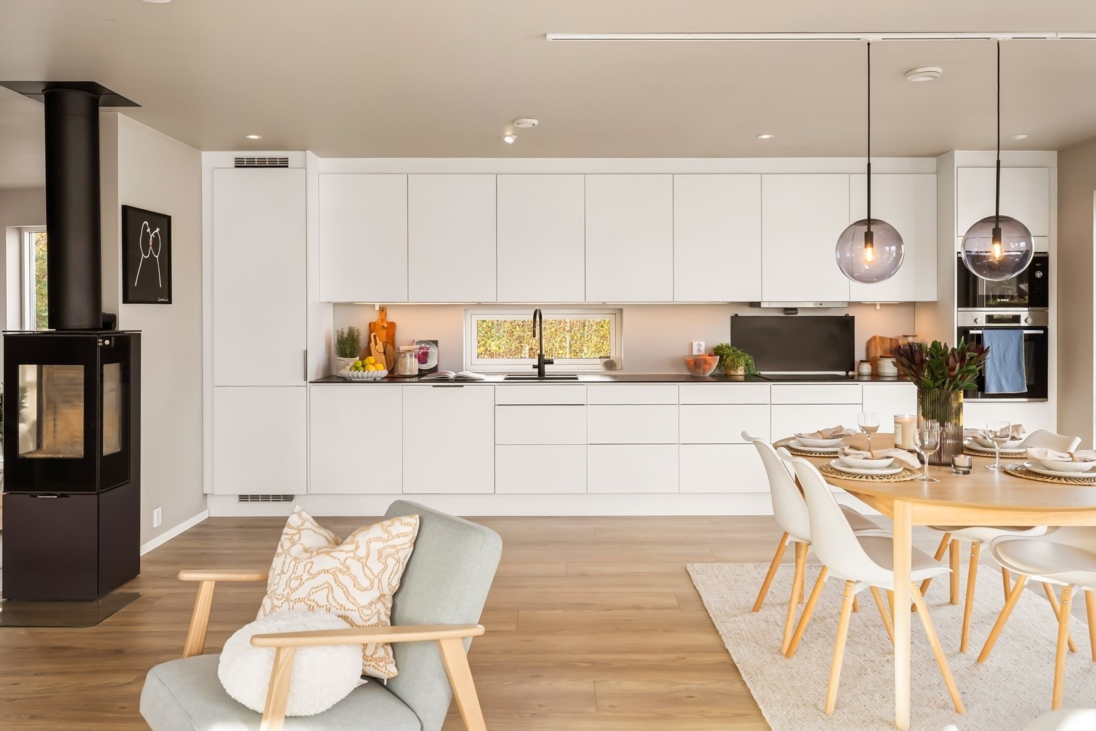 - Kjøkkenet har innredning fra Marbodal med hvite glatte fronter og benkeplate av laminat - Galleribilde